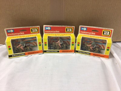 Lot 18 - Britains Motorcycles German Army Dispatch Rider (x3), Deetails models American Patrol No.7343 (x2), German Patrol No.7363, British & German Combat Weapons with display cards (x11),..