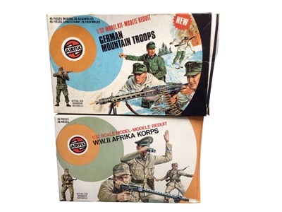 Lot 68 - Airfix 1970's 1:32 scale Military Series soldiers including British Paratroopers (x2), US Paratroopers (x2), Australian, German & Russian Infantry, German Mountain Troops, Ghurkas, Afr...