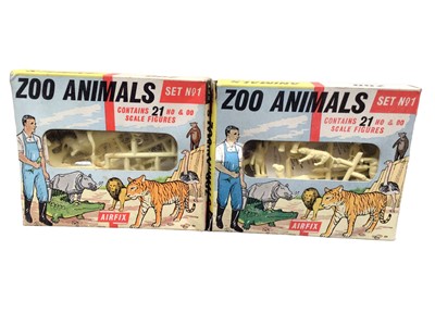 Lot 71 - Early Airfix OO scale model figures including Zoo Animals Set One (x2) S24, Infantry Combat Group S3, Romans S30, US Cavalry S22, American Infantry S29, Wagon Train S15, American Civil War Artiller...