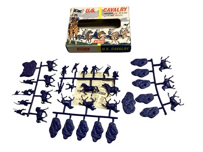 Lot 71 - Early Airfix OO scale model figures including Zoo Animals Set One (x2) S24, Infantry Combat Group S3, Romans S30, US Cavalry S22, American Infantry S29, Wagon Train S15, American Civil War Artiller...