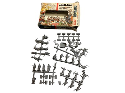 Lot 71 - Early Airfix OO scale model figures including Zoo Animals Set One (x2) S24, Infantry Combat Group S3, Romans S30, US Cavalry S22, American Infantry S29, Wagon Train S15, American Civil War Artiller...