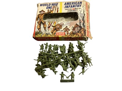 Lot 71 - Early Airfix OO scale model figures including Zoo Animals Set One (x2) S24, Infantry Combat Group S3, Romans S30, US Cavalry S22, American Infantry S29, Wagon Train S15, American Civil War Artiller...