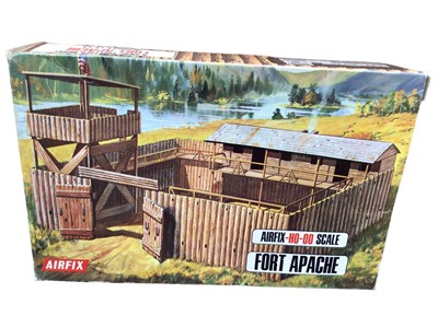Lot 82 - Airfix HO OO scale Snap Together  Apache Fort, plus US Cavalry & American Indians, all boxed (3)