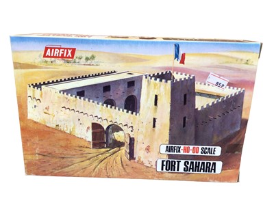 Lot 83 - Airfix HO OO scale Snap Together Fort Sahara, plus blue box Foreign Legion & Arabs, all boxed (3)