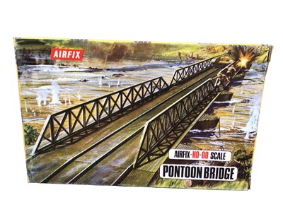 Lot 84 - Airfix HO OO scale Snap Together Pontoon Bridge, plus U.S Paratroops & WWII German Paratroops, all boxed (3)