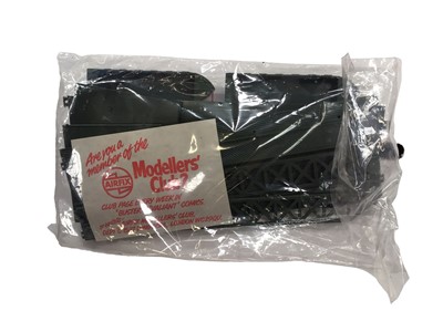 Lot 84 - Airfix HO OO scale Snap Together Pontoon Bridge, plus U.S Paratroops & WWII German Paratroops, all boxed (3)