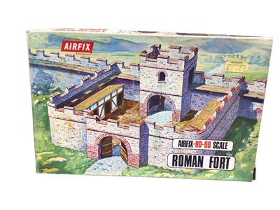 Lot 85 - Airfix HO OO scale Snap Together Roman Fort, plus Roman Soldiers & Ancient Britons, all boxed (3)