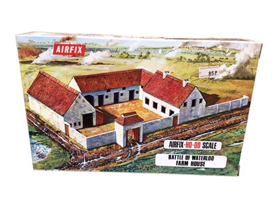 Lot 86 - Airfix HO OO scale Snap Together Battle of Waterloo Farm House, plus Highland & French Infantry, all boxed (3)