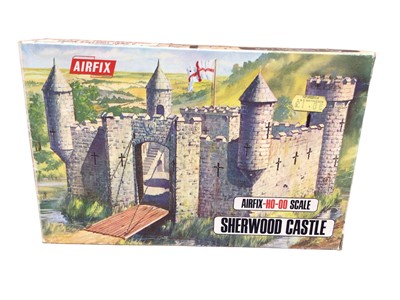 Lot 87 - Airfix HO OO scale Snap Together Sherwood Castle (Previously constructed), plus Robin Hood & Sheriff of Nottingham figures, all boxed (3)