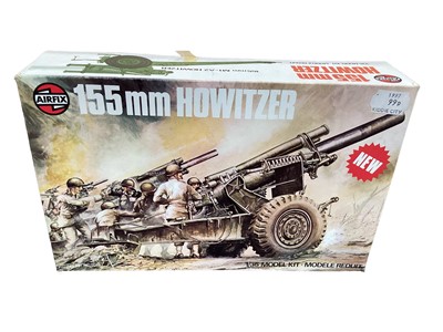 Lot 100 - Airfix 1:32 scale Series 8 M3 Grant British Medium Tank, boxed 08365-8 & 1:35 scale Series 7 155mm Howitzer, boxed 07362-6