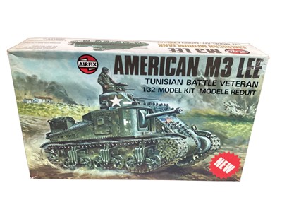 Lot 102 - Airfix 1:32 scale Series 8 M3 Grant British Medium Tank, boxed 08365-8 & 1:35 scale Series 7 155mm Howitzer, boxed 07362-6