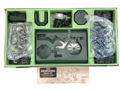 Lot 113 - Airfix HO OO scale Gun Emplacement Assault Set, boxed 51650-7