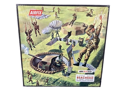 Lot 114 - Airfix HO OO scale Snap Together Beachead Playset, boxed 1785 & Gun Emplacement, boxed 1707 (2)