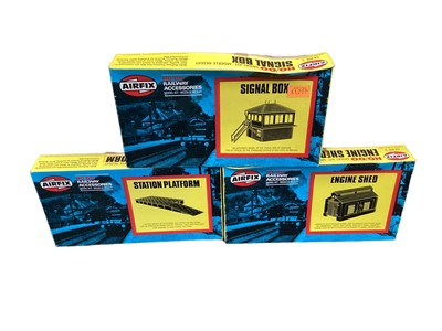 Lot 126 - Airfix OO scale Series 2 Girder Bridge No.02607-1 (x2).& Footbridge No.02601-3, plus Series 3 railway kits ( qty)