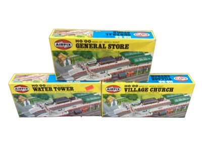 Lot 126 - Airfix OO scale Series 2 Girder Bridge No.02607-1 (x2).& Footbridge No.02601-3, plus Series 3 railway kits ( qty)