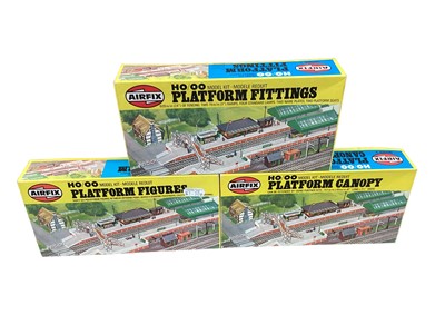 Lot 126 - Airfix OO scale Series 2 Girder Bridge No.02607-1 (x2).& Footbridge No.02601-3, plus Series 3 railway kits ( qty)