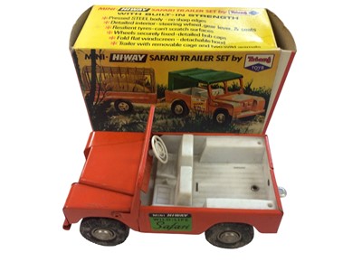 Lot 61 - Triang Mini HiWay Horse Box Trailer Set, Safari Trailer Set, Safari Truck, Safari Land Rover with caged & Land Rover (mostly boxed) (5)