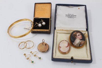 Lot 755 - Group of jewellery to include 9ct gold bangle, two gold wedding rings, gold locket, pair of emerald and diamond earrings, cameo brooch, pair of cultured pearl earrings and a 19th century porcelain...