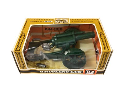 Lot 211 - Britains Gun Models 18" Heavy Howitzer No. 9740, 105mm Pack Howitzer No. 9724 (x2), American Civil War field piece No. 9726 (x2) 4.7 Naval Gun No. 9730 all boxed (6)