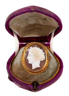 Lot 763 - Good quality Victorian carved cameo brooch in gold mount on original fitted box