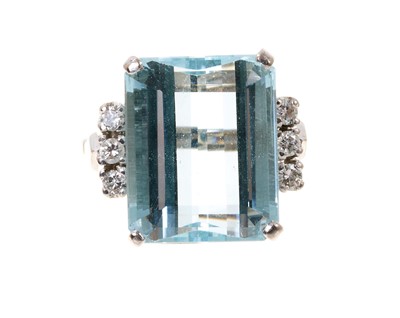 Lot 779 - Aquamarine and diamond cocktail ring