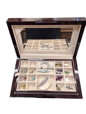 Lot 1036 - Contemporary jewellery box containing silver brooches, two silver pendant necklaces, silver bangle, amber bead necklace and other jewellery