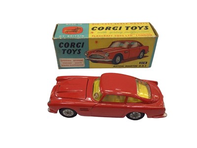 Lot 1810 - Corgi Aston Martin DB4 No. 218, Fiat No. 232, E Type Jaguar with detachable hard top No. 307, Lotus Racing Car No. 241. Ferrari Formula 1 No. 154 all boxed (5)