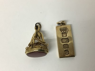 Lot 2 - 9ct gold ingot pendant with Queen Elizabeth II golden jubilee hallmarks for 1977, together with a 9ct gold and agate seal (2)