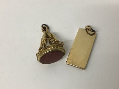 Lot 2 - 9ct gold ingot pendant with Queen Elizabeth II golden jubilee hallmarks for 1977, together with a 9ct gold and agate seal (2)