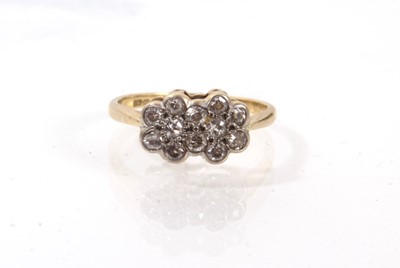 Lot 817 - Double flower head diamond set gold ring