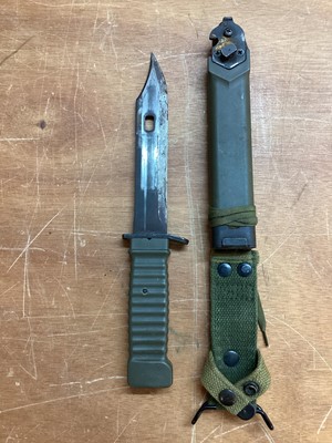 Lot 898 - American military fighting knife/barbed wire cutter in sheath