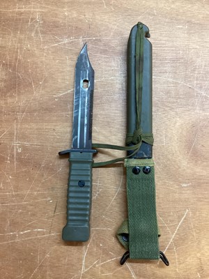 Lot 898 - American military fighting knife/barbed wire cutter in sheath