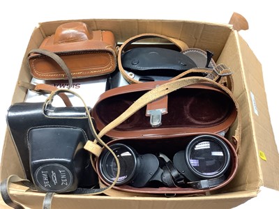 Lot 2352 - Box of cameras