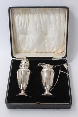 Lot 477 - Silver strawberry set in fitted case