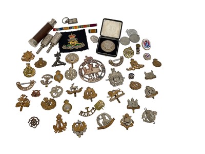 Lot 708 - Collection of various military badges and buttons to include First World War Silver War badge numbered 466275, Herts Special Constable 1914 badge