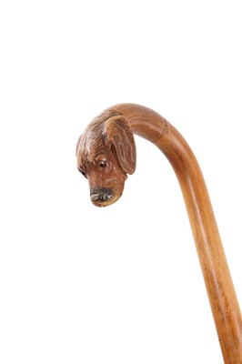 Lot 1223 - Good quality walking stick with carved hound’s head knop, pair of glass eyes and horn snout, 90.5cm long