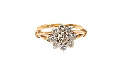 Lot 818 - Diamond cluster ring