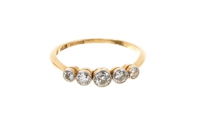 Lot 819 - Diamond five-stone ring