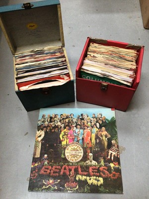 Lot 370 - The Beatles Sgt. Pepper LP, PMC 7027 complete, together with two vintage cases of single records including Traffic, The Herd, Small Faces and The Kinks