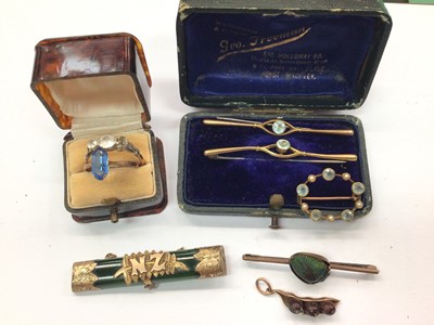 Lot 1052 - Two 9ct gold bar brooches, similar 9ct gold oval brooch, 9ct gold mounted beetle brooch, two 9ct gold gem set rings, 9ct gold mounted seed pod pendant and 9ct gold mounted green hard stone brooch