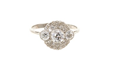 Lot 765 - Edwardian diamond cluster ring