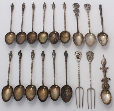 Lot 471 - Set of twelve Chinese silver tea spoons, and other items