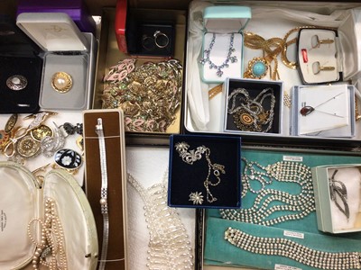 Lot 1087 - Vintage costume jewellery to include a silver and amber pendant, 1950s costume necklaces, simulated pearl necklaces etc