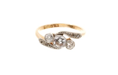 Lot 813 - Diamond three stone cross over ring