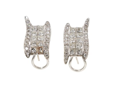 Lot 714 - Pair of diamond earrings with princess cut and brilliant cut diamonds in 18ct white gold setting