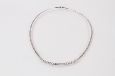 Lot 720 - 18ct white gold necklace with a line of diamonds