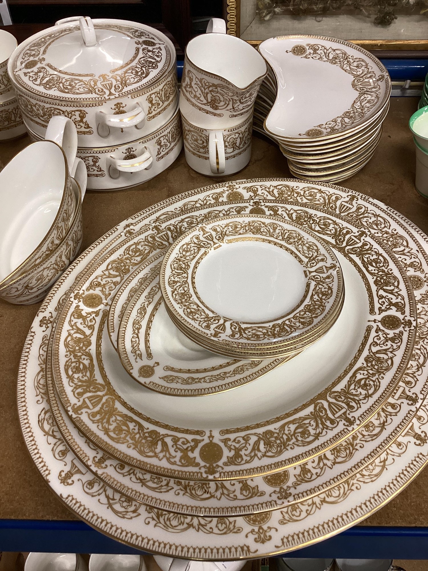 Lot 1173 - Extensive Royal Worcester Hyde park pattern