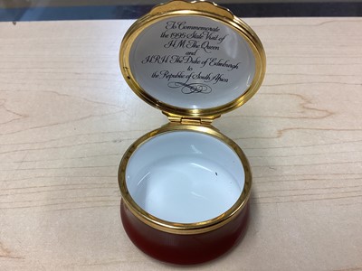 Lot 22 - H.M. Queen Elizabeth II, Halcyon Days enamel box commemorating The State Visit to South Africa 1995. 4.5 cm and given to members of the Royal Household who participated in the visit.