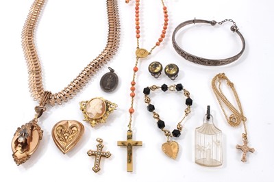 Lot 844 - Collection of jewellery to include glass firefly pendant, 19th century cameo brooch, crucifix other items