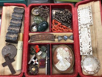 Lot 1085 - Jewellery box containing antique and later jewellery and bijouterie to include a string of coral beads, two white metal propelling pencils, three mother of pearl gaming counters, Siam silver panel...